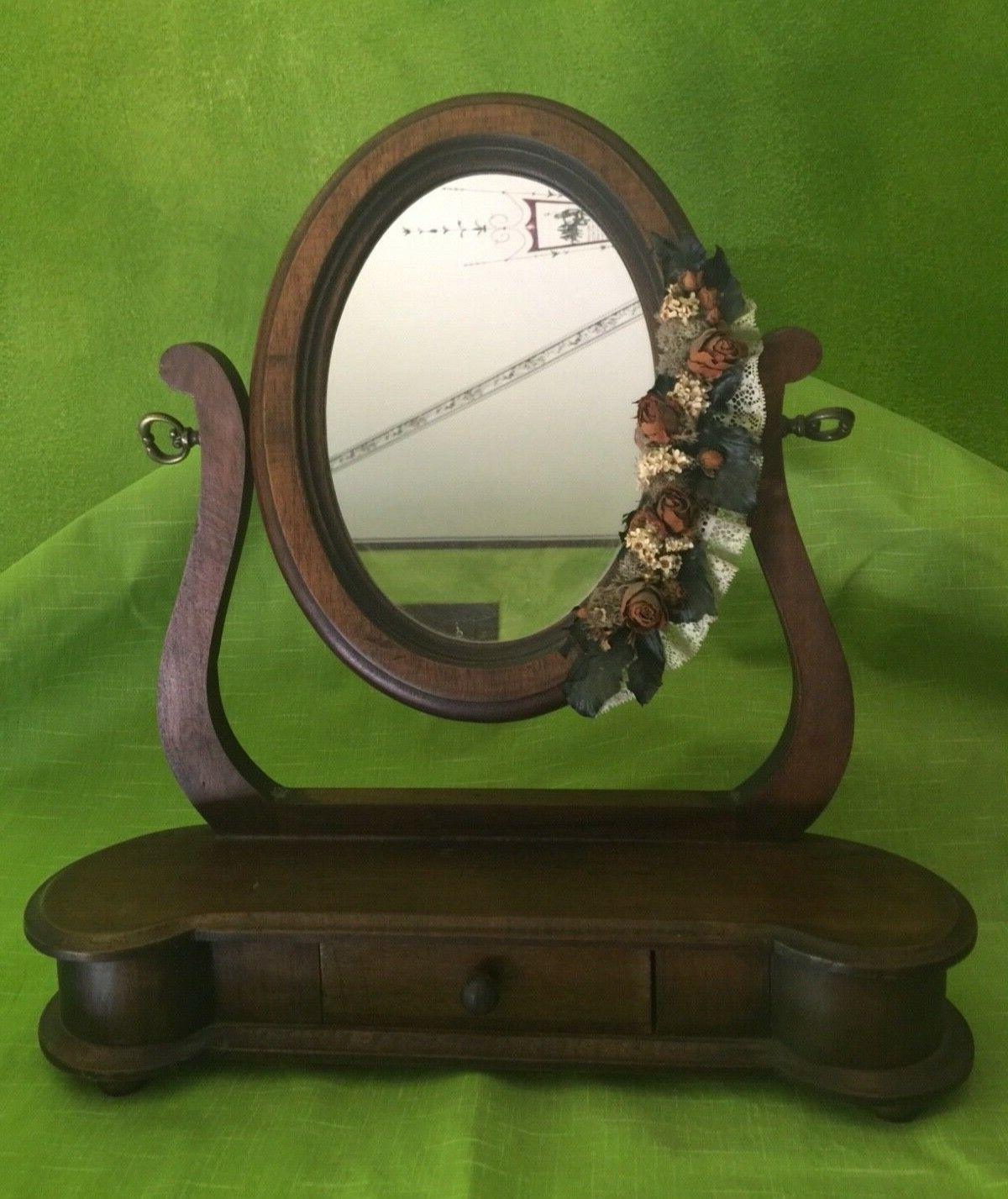 piccola specchiera in legno con decorazione in