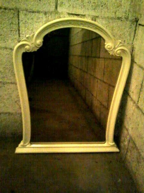 specchio con cornice bianca