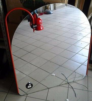 specchio da bagno con lampada rosso