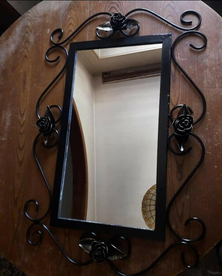 specchio in ferro battuto con rose in