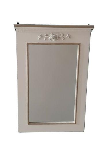 specchio parete bianco rettangolare con decoro fiori