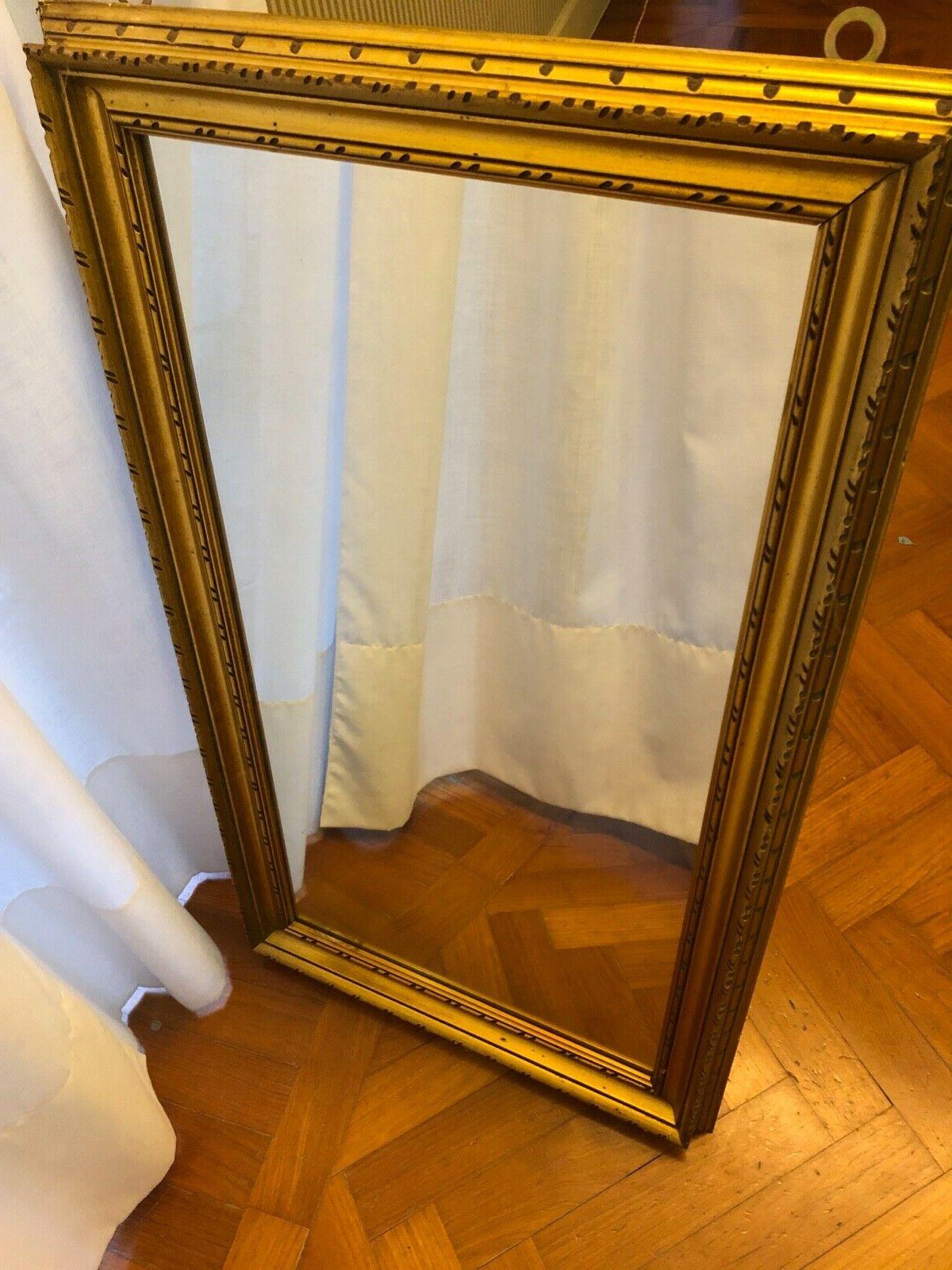 specchio rettangolare con cornice dorata