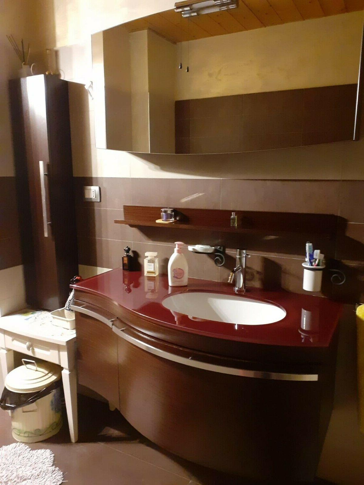 vendesi arredo bagno completo in ottime condizioni