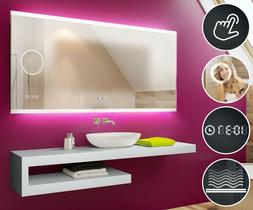 specchio del bagno con illuminazione led orologio